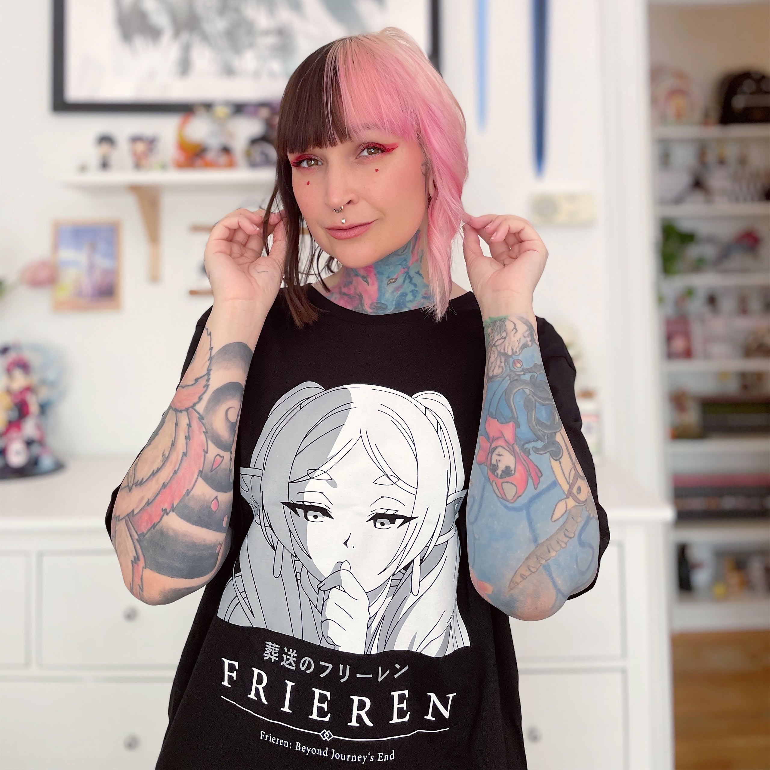 Immagine del prodotto T-shirt del personaggio per fan di Frieren nero