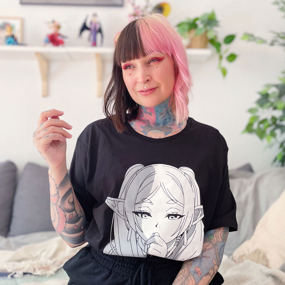 Immagine del prodotto T-shirt del personaggio per fan di Frieren nero