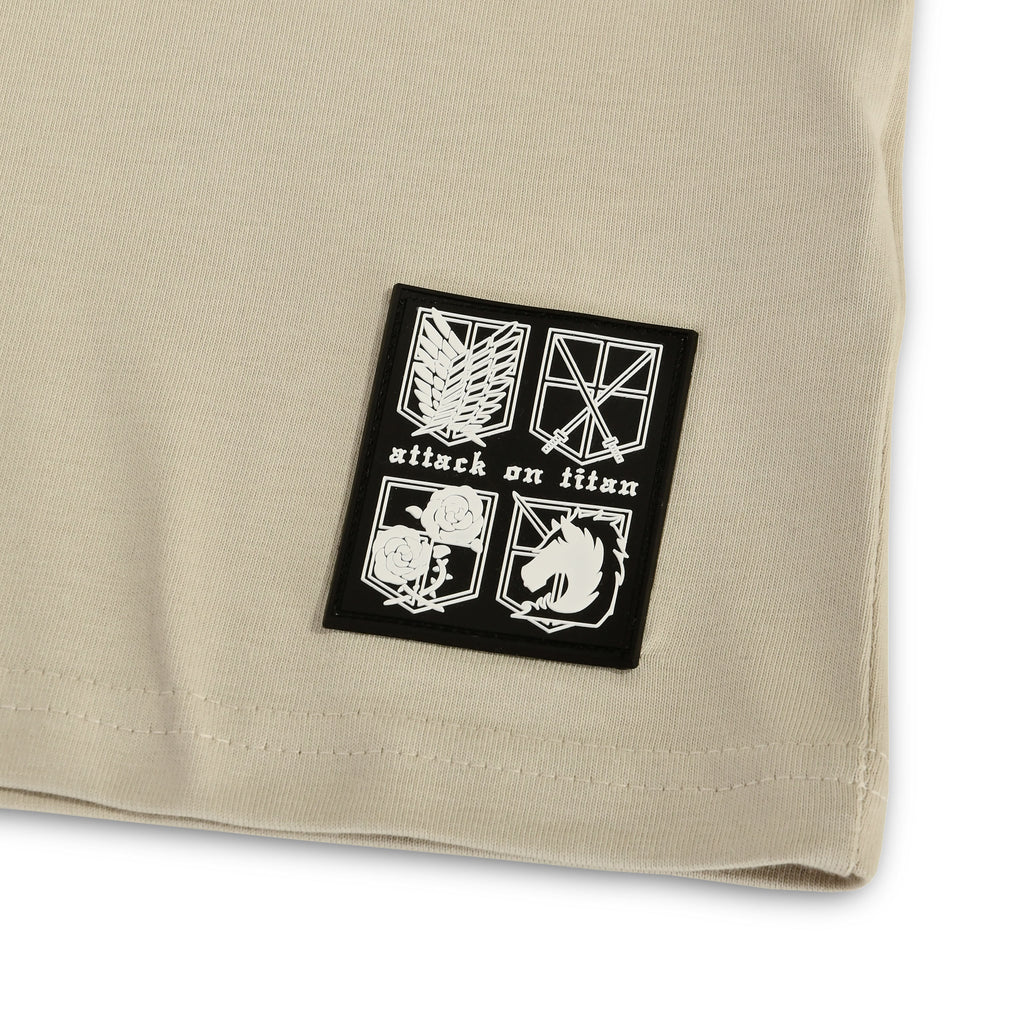 Immagine del prodotto Attack on Titan - T-shirt oversize beige di gruppo
