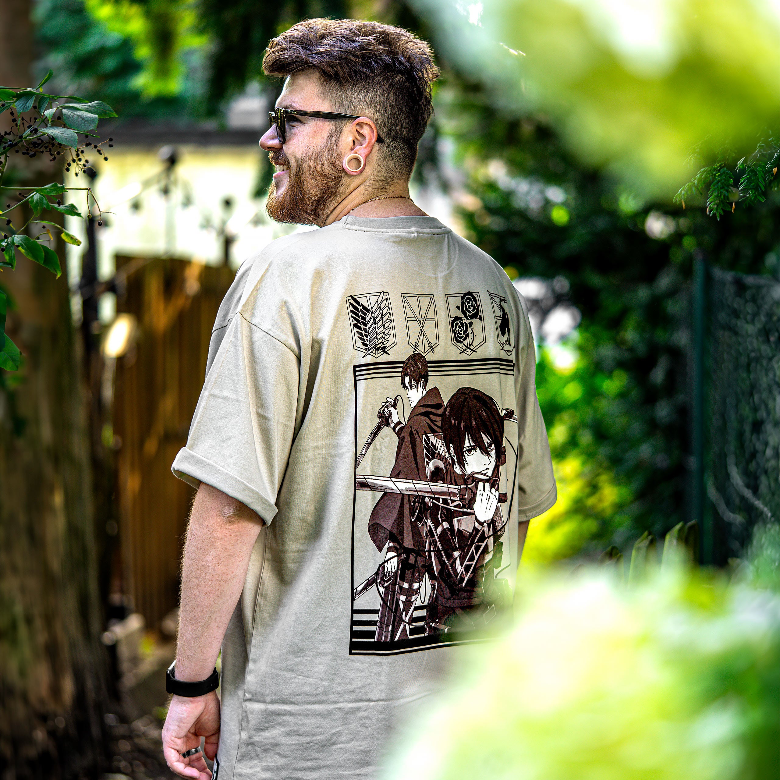 Immagine del prodotto Attack on Titan - T-shirt oversize beige di gruppo