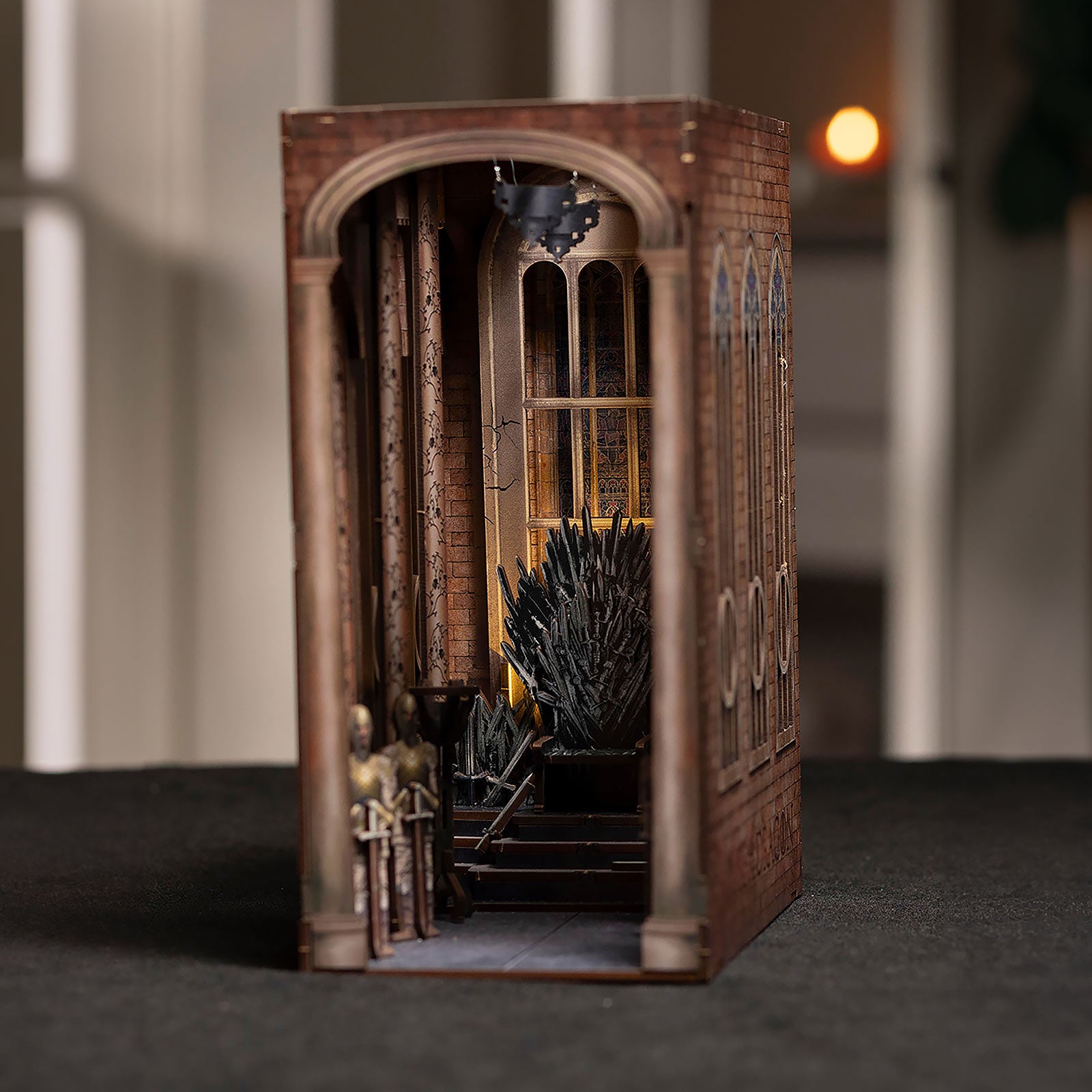 Immagine del prodotto Game of Thrones - Trono di Ferro Book Nook Kit Modello in Legno