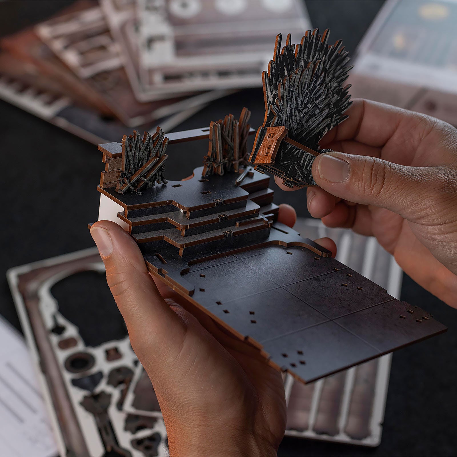 Immagine del prodotto Game of Thrones - Trono di Ferro Book Nook Kit Modello in Legno