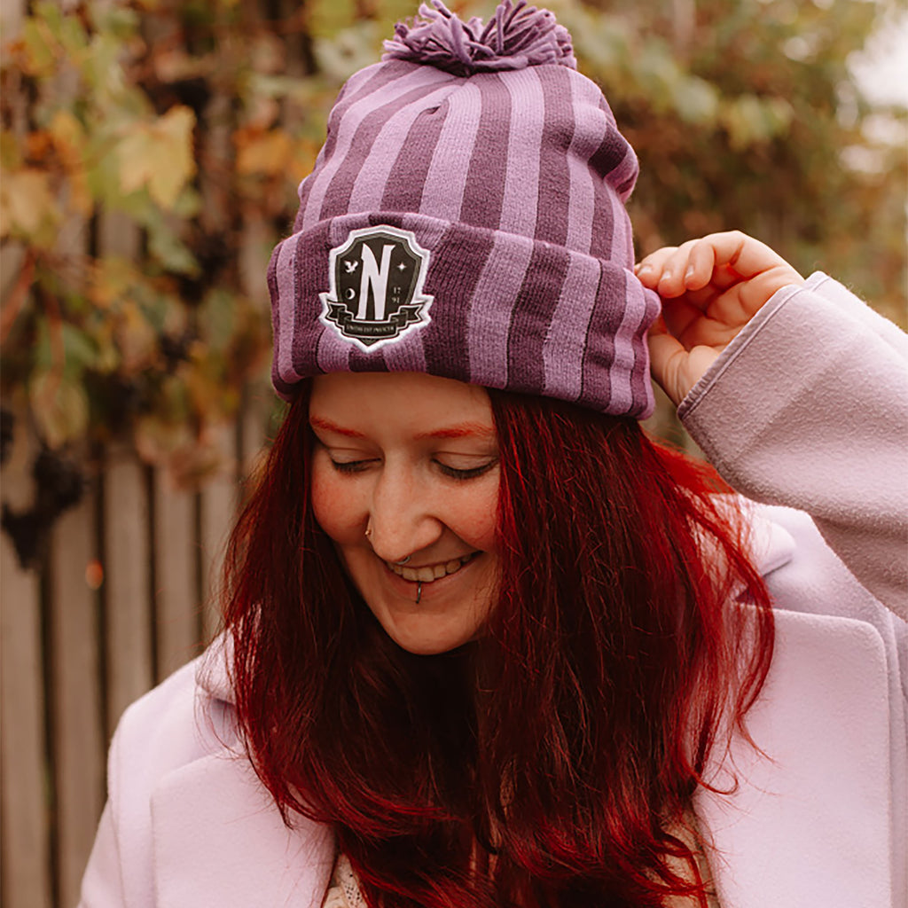 Immagine del prodotto Wednesday - Berretto con pompon logo Nevermore