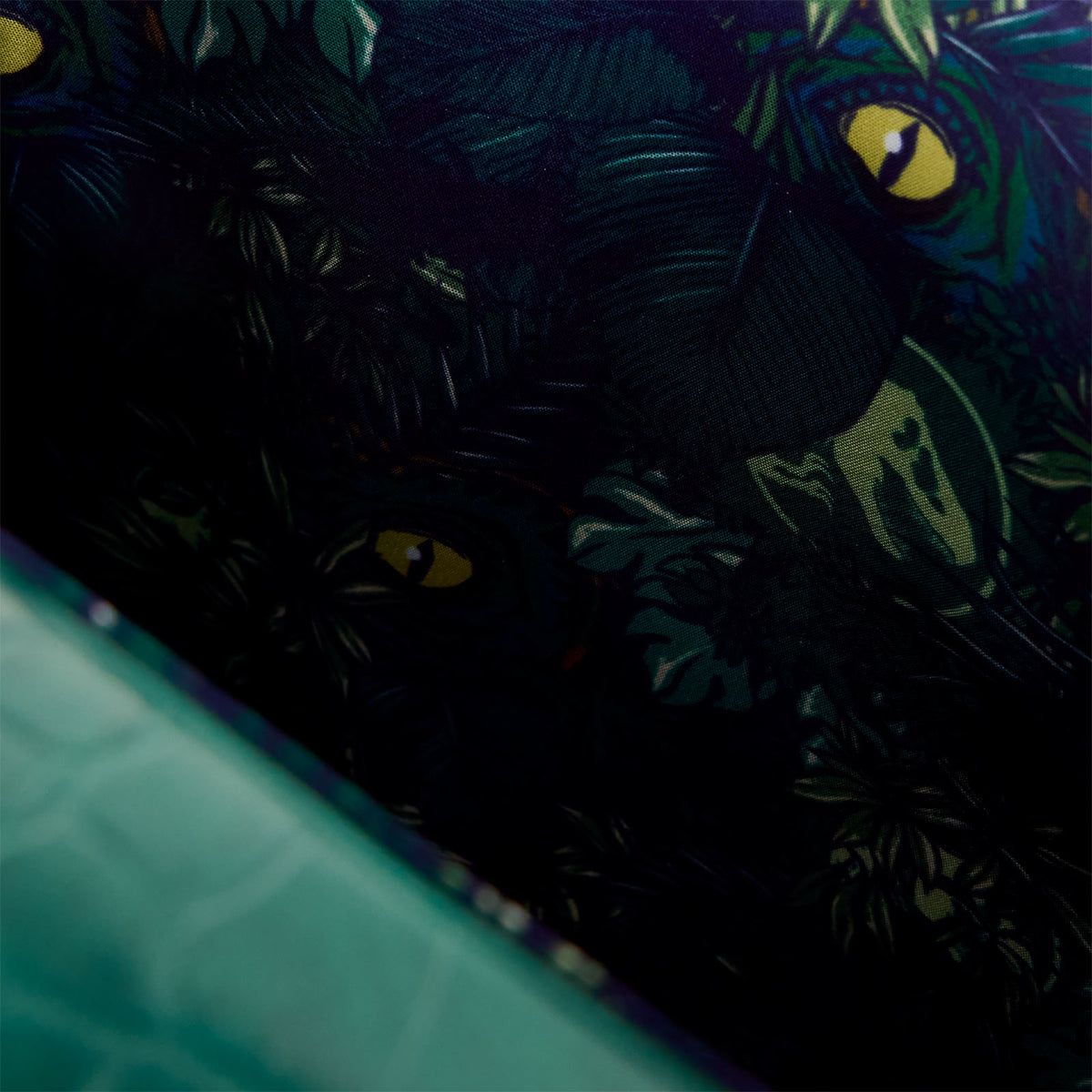 Product image Velociraptor Glow in the Dark Crossbody Bag - Jurassic World