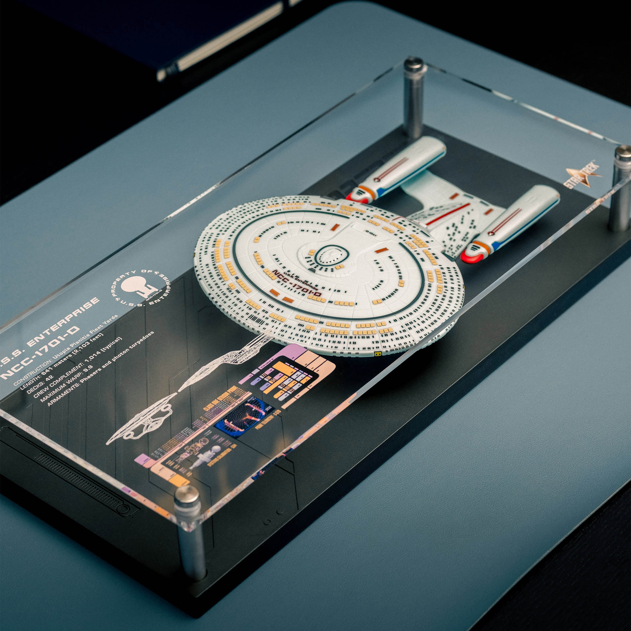 Immagine del prodotto Targa da parete Enterprise NCC-1701-D con replica del modello - Star Trek