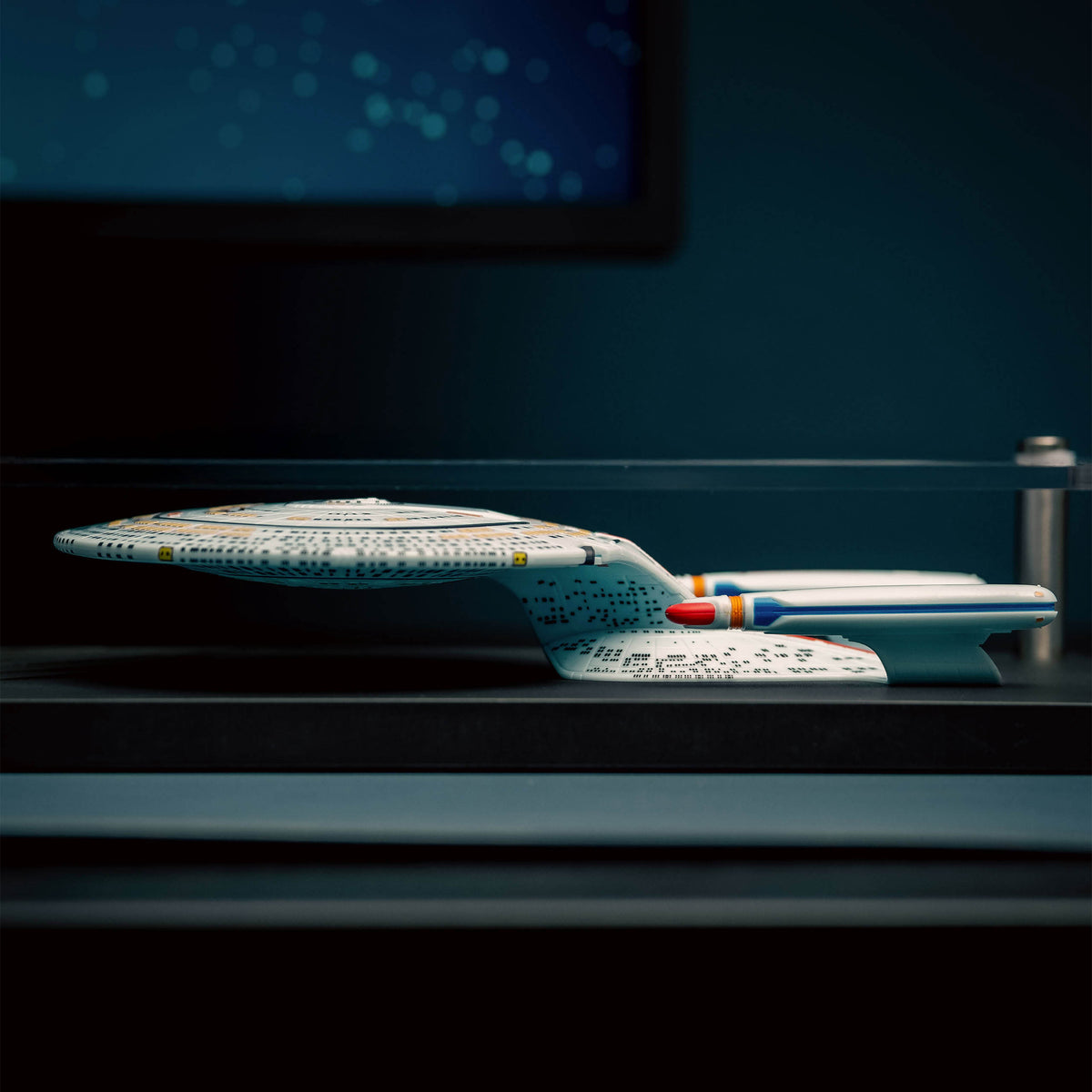 Immagine del prodotto Targa da parete Enterprise NCC-1701-D con replica del modello - Star Trek