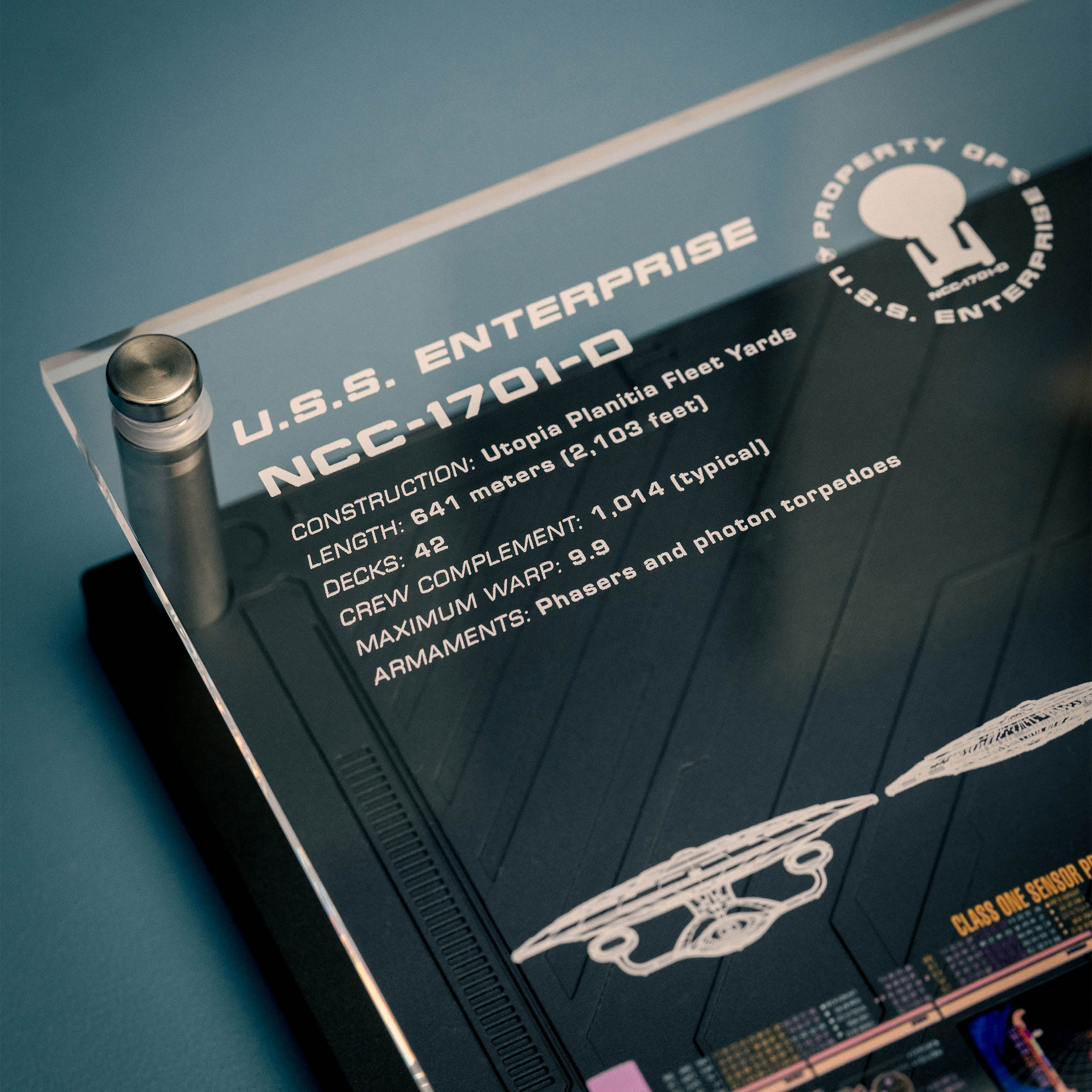 Immagine del prodotto Targa da parete Enterprise NCC-1701-D con replica del modello - Star Trek