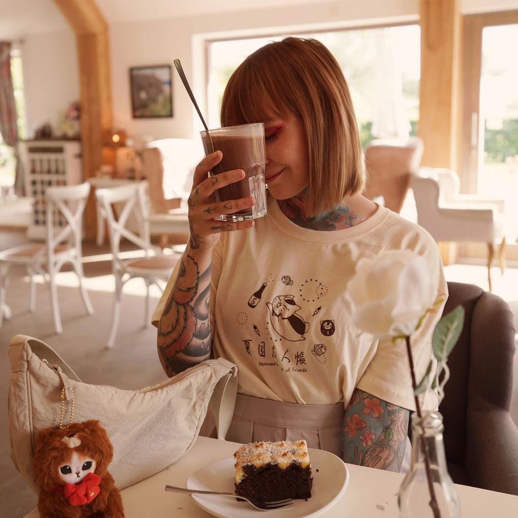 Immagine del prodotto T-shirt Nyanko Sensei Sake per fan di Natsume's Book of Friends