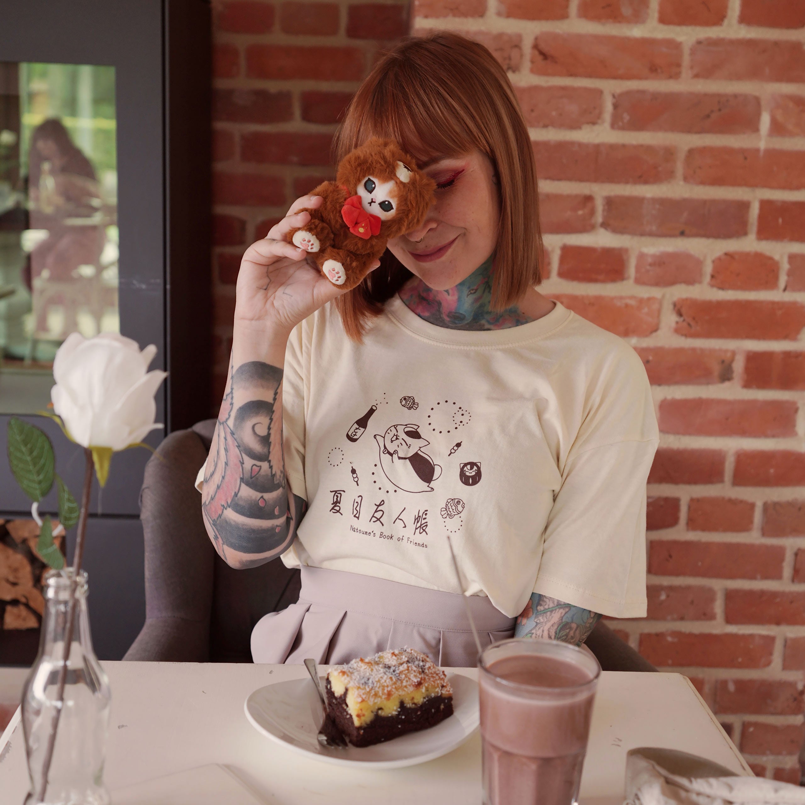 Immagine del prodotto T-shirt Nyanko Sensei Sake per fan di Natsume's Book of Friends