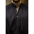 Immagine del prodotto Camicia medievale con pieghe e bottoni in legno Oswald nera
