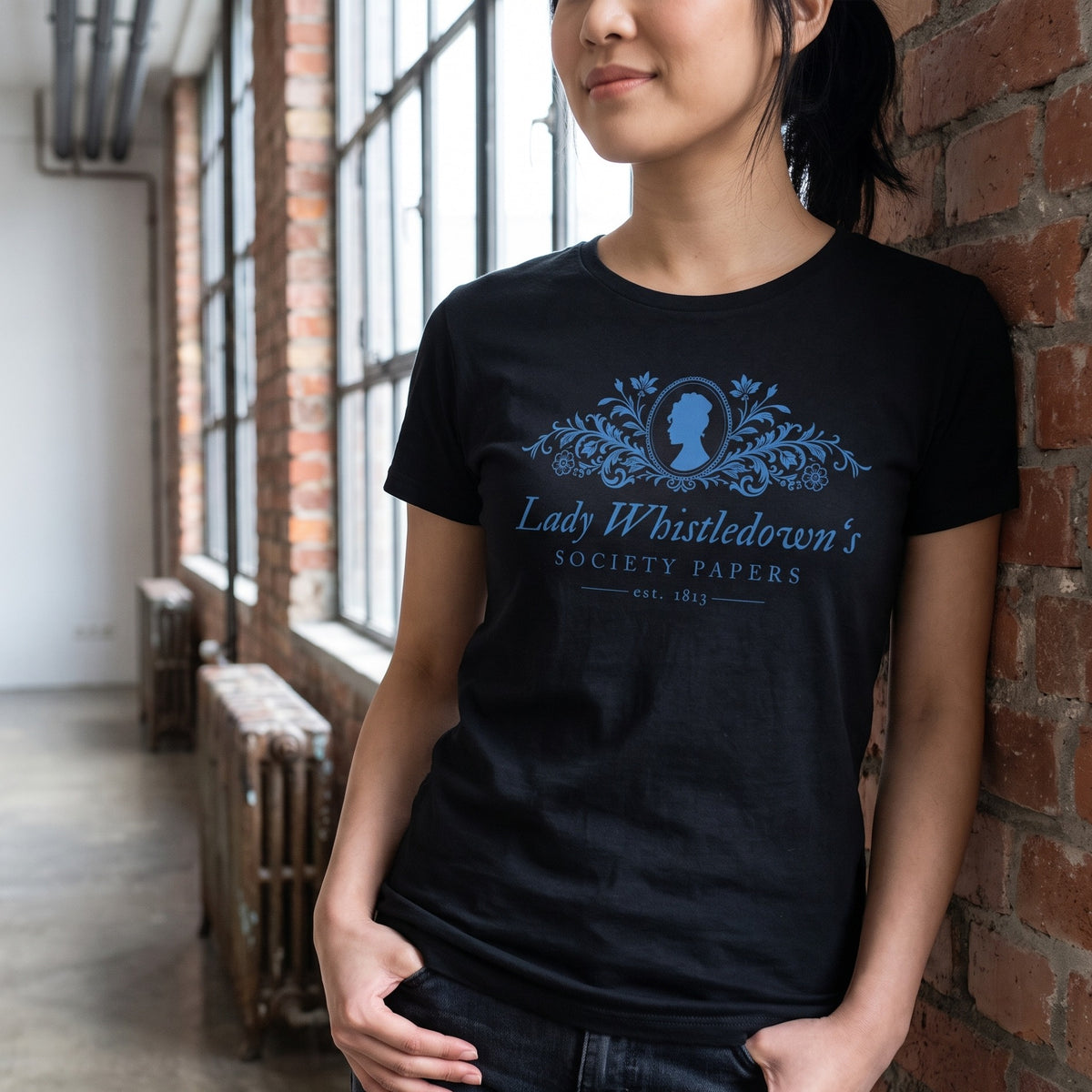 Immagine del prodotto T-shirt Society Papers nera per fan di Bridgerton