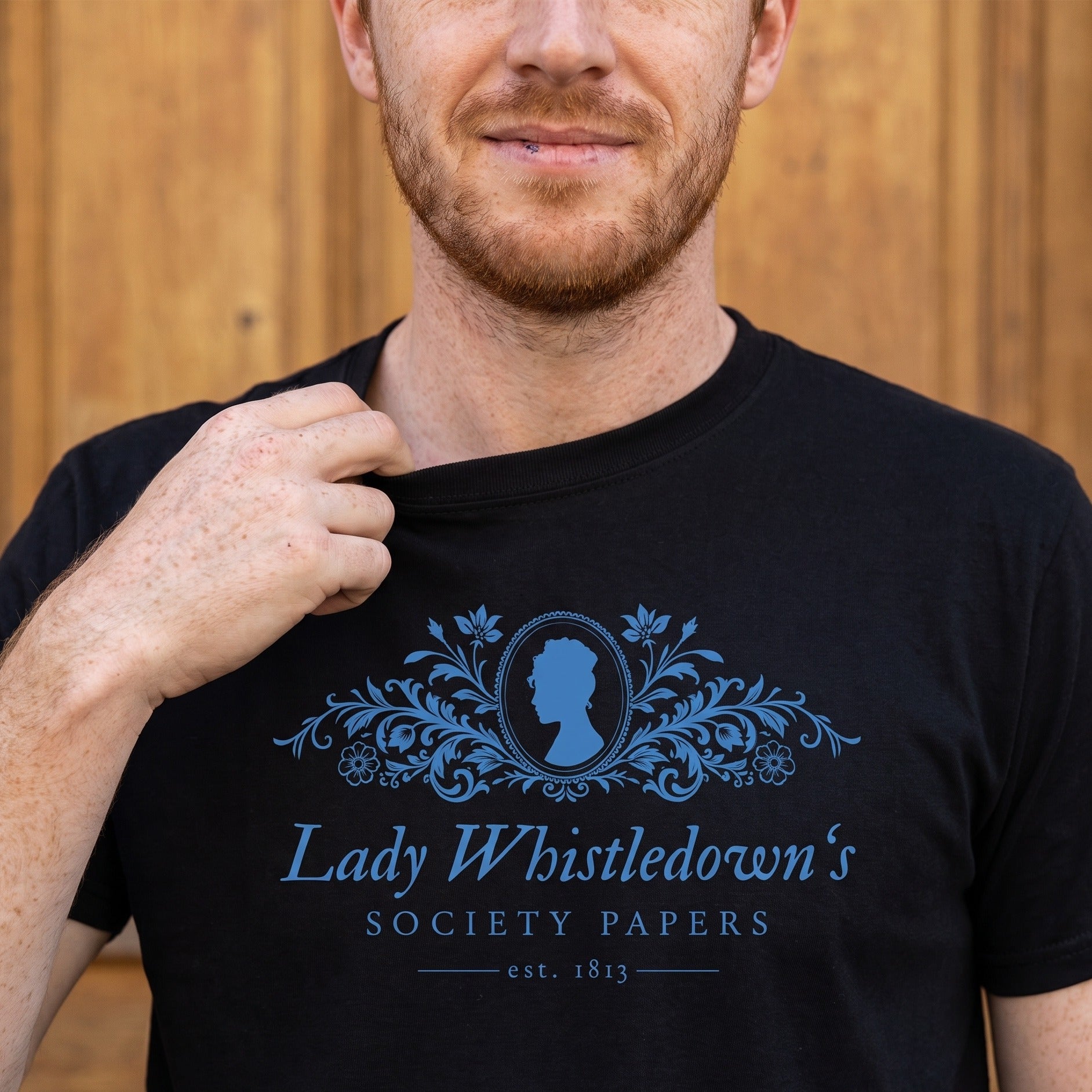 Immagine del prodotto T-shirt Society Papers nera per fan di Bridgerton