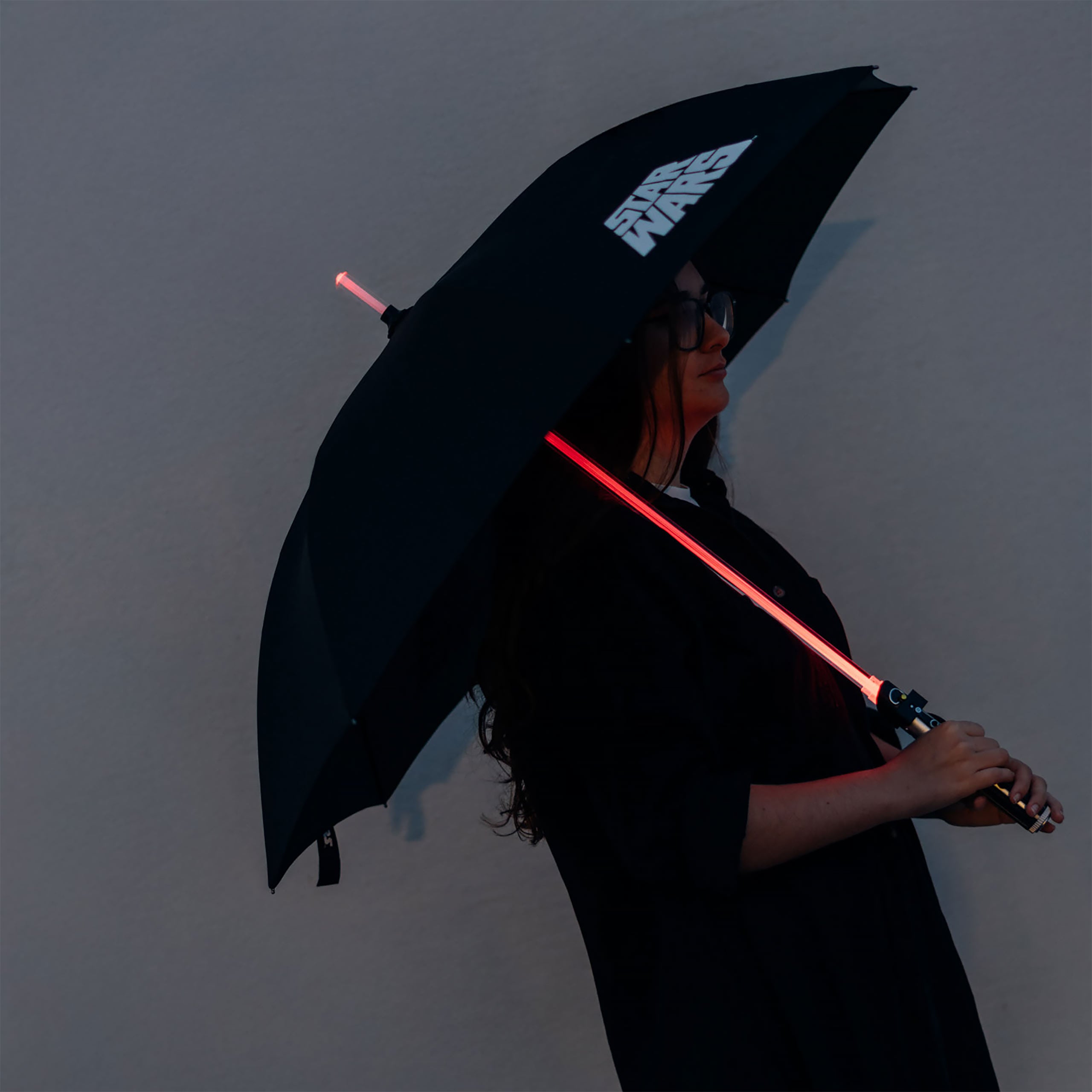 Immagine del prodotto Ombrello spada laser di Darth Vader con funzione luminosa - Star Wars