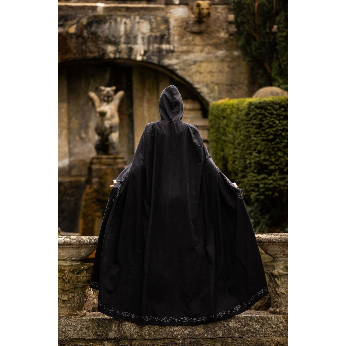 Immagine del prodotto Mantello medievale con ricamo Erna nero