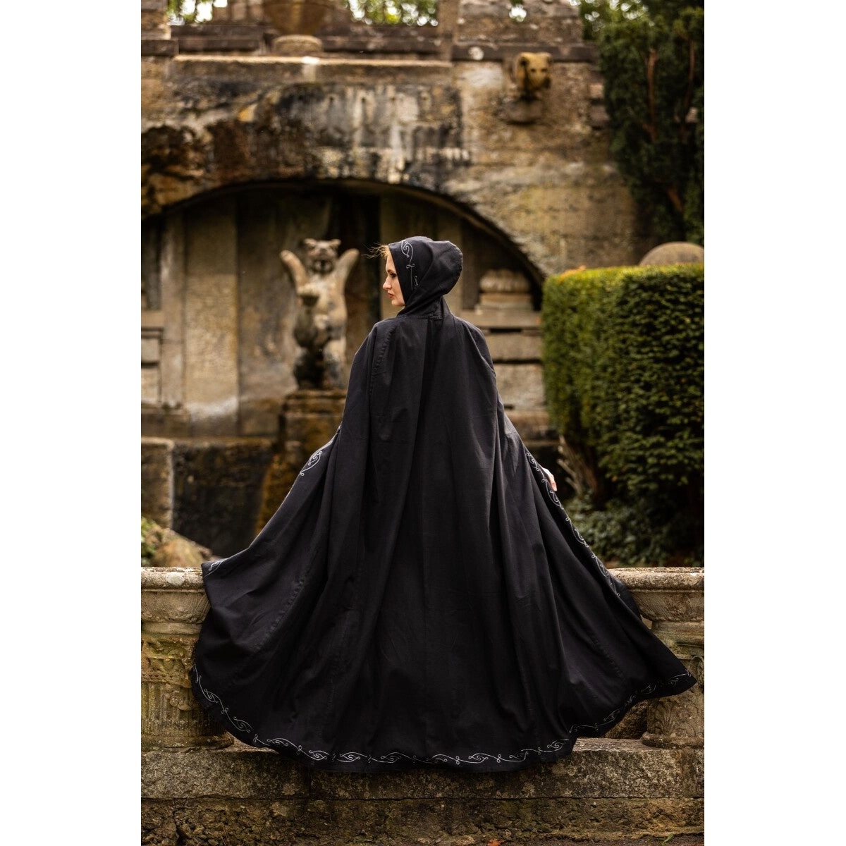 Immagine del prodotto Mantello medievale con ricamo Erna nero