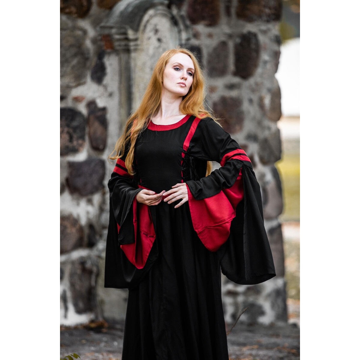 Immagine del prodotto Abito medievale con cappuccio Isolde nero-rosso