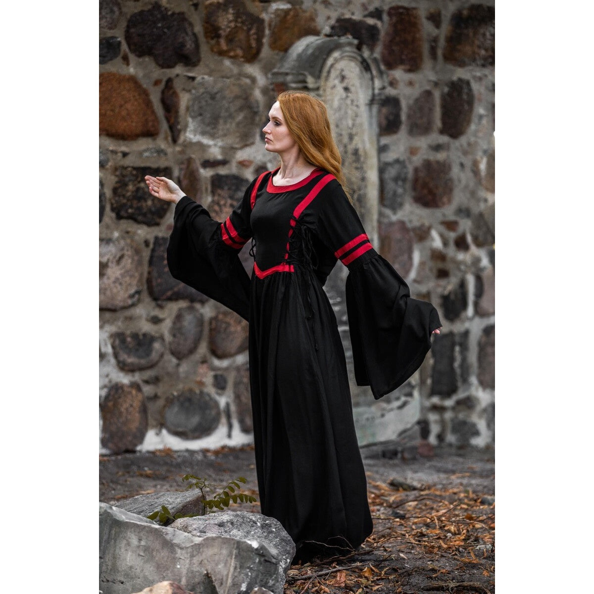 Immagine del prodotto Abito medievale con cappuccio Isolde nero-rosso