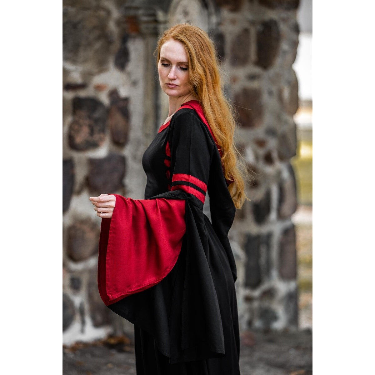 Immagine del prodotto Abito medievale con cappuccio Isolde nero-rosso