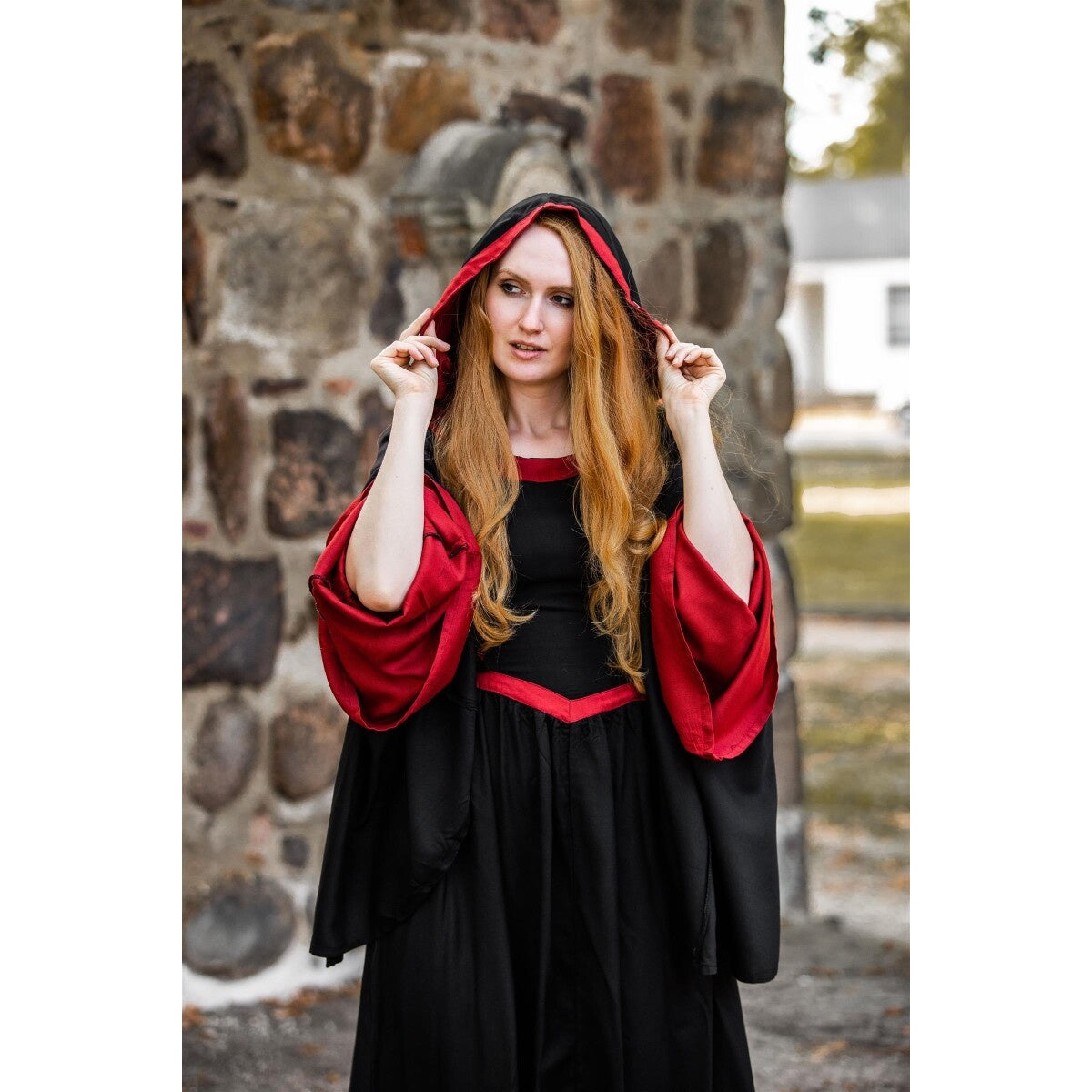 Immagine del prodotto Abito medievale con cappuccio Isolde nero-rosso