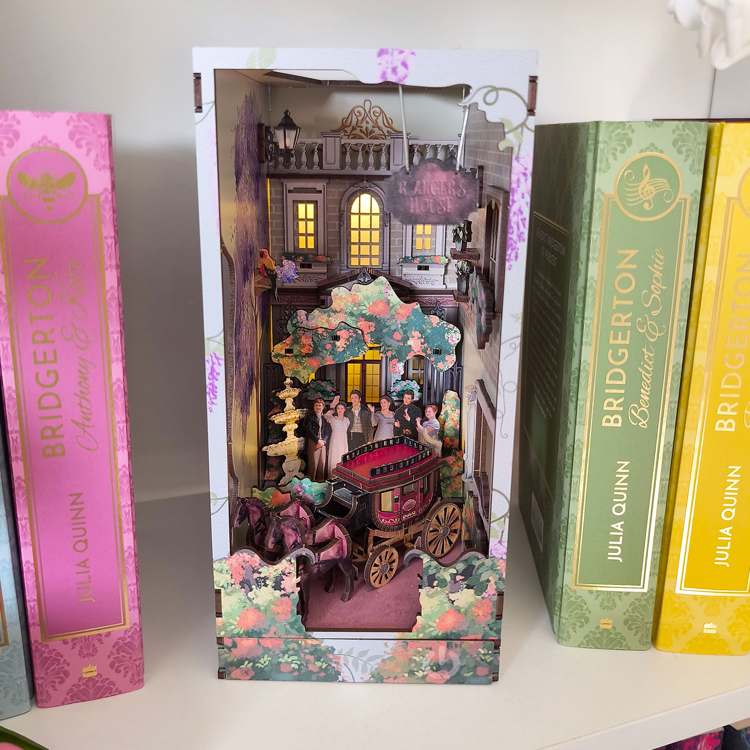 Immagine del prodotto Bridgerton - Into the Light Book Nook kit modello in legno