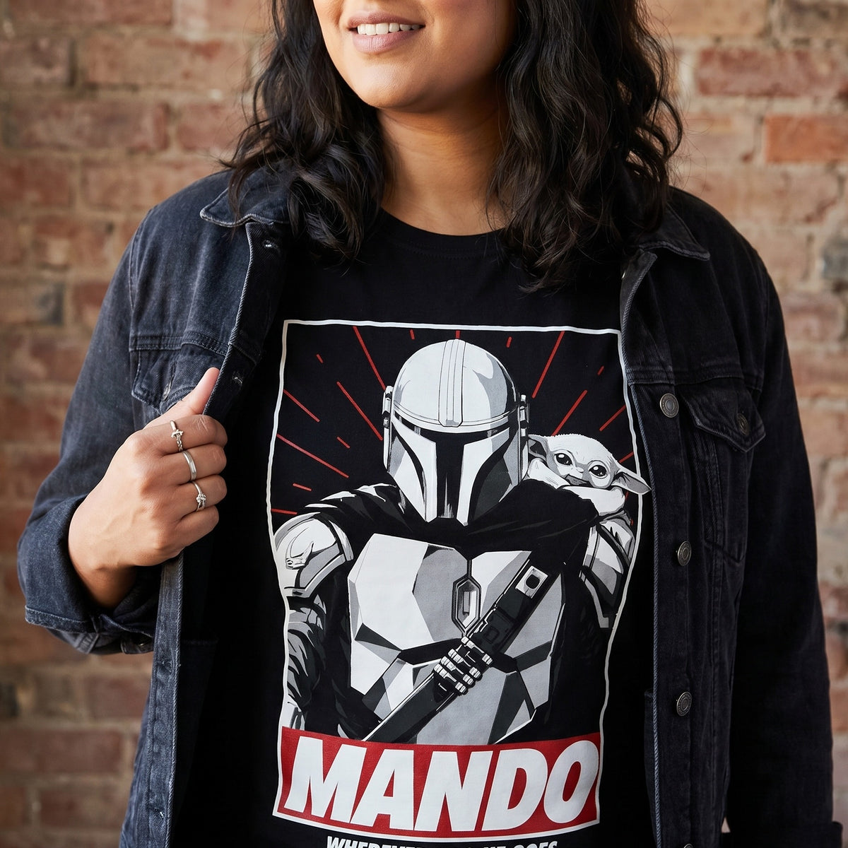 Immagine del prodotto T-shirt Mando Wherever I Go He Goes nera - Star Wars The Mandalorian