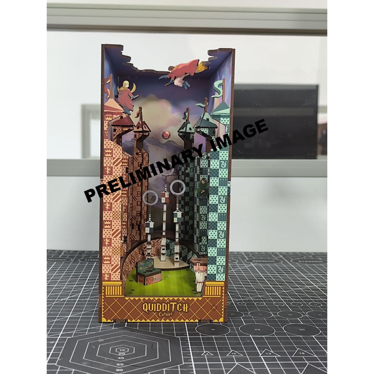 Immagine del prodotto Harry Potter Tiny Adventures Book Nook Mini Diorama Campo di Quidditch 23 cm
