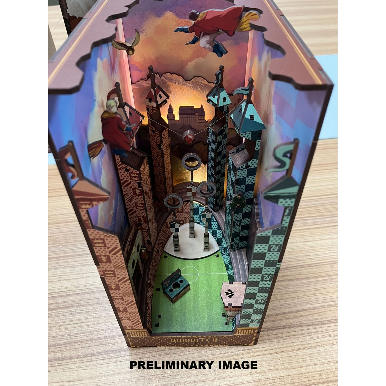 Immagine del prodotto Harry Potter Tiny Adventures Book Nook Mini Diorama Campo di Quidditch 23 cm
