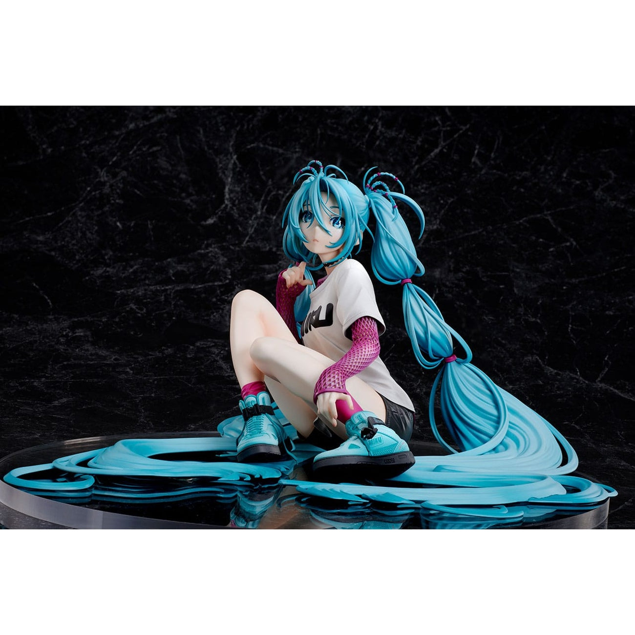 Product image Hatsune Miku Statue 1/4 Yoneyama Mai The Latest Street Style "Cute" Limited Edition 17 cm