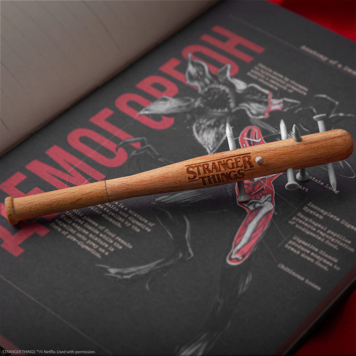 Immagine del prodotto Stranger Things Penna mazza chiodata & Spilla Stranger Things