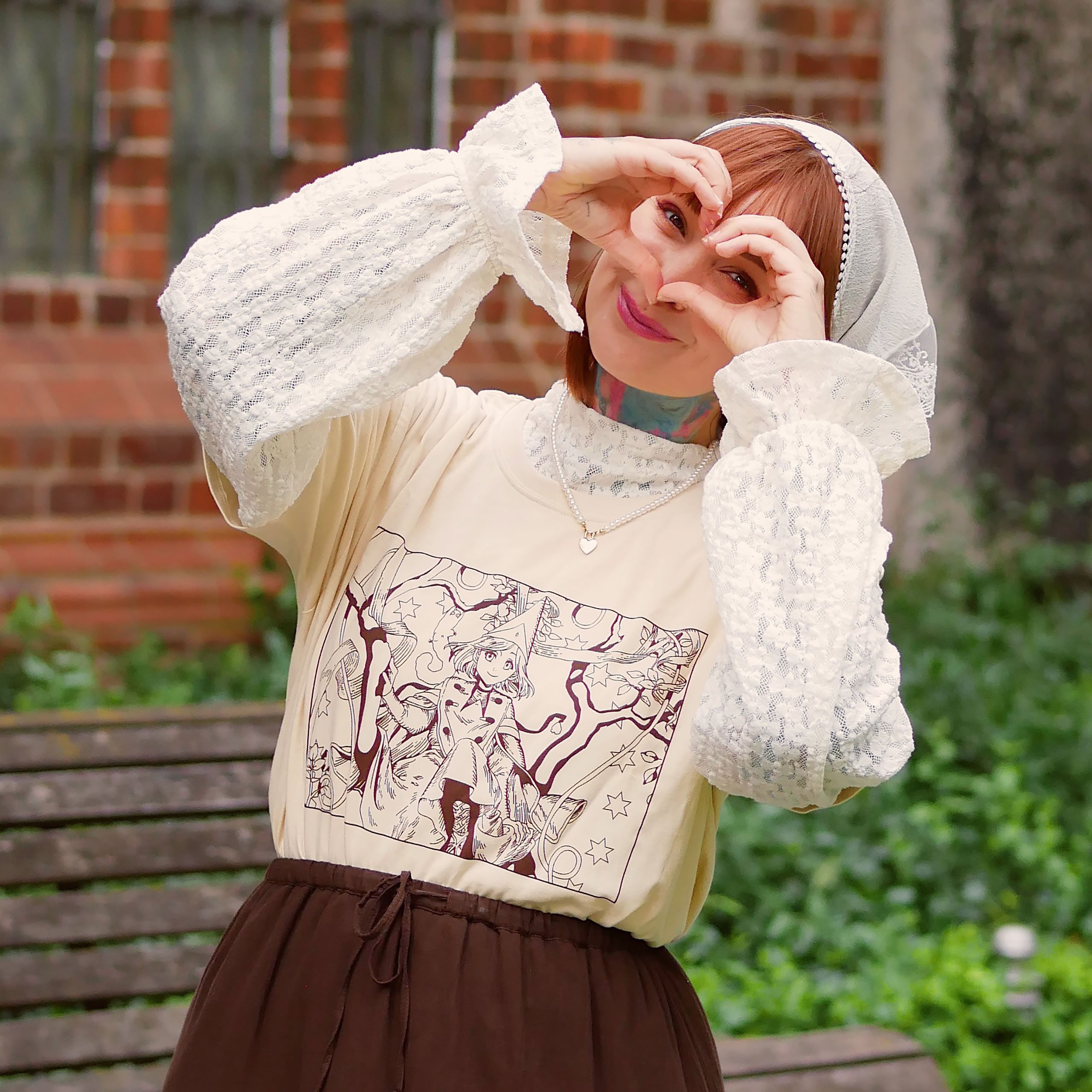 Immagine del prodotto T-shirt beige per fan di Coco e Atelier of Witch Hat