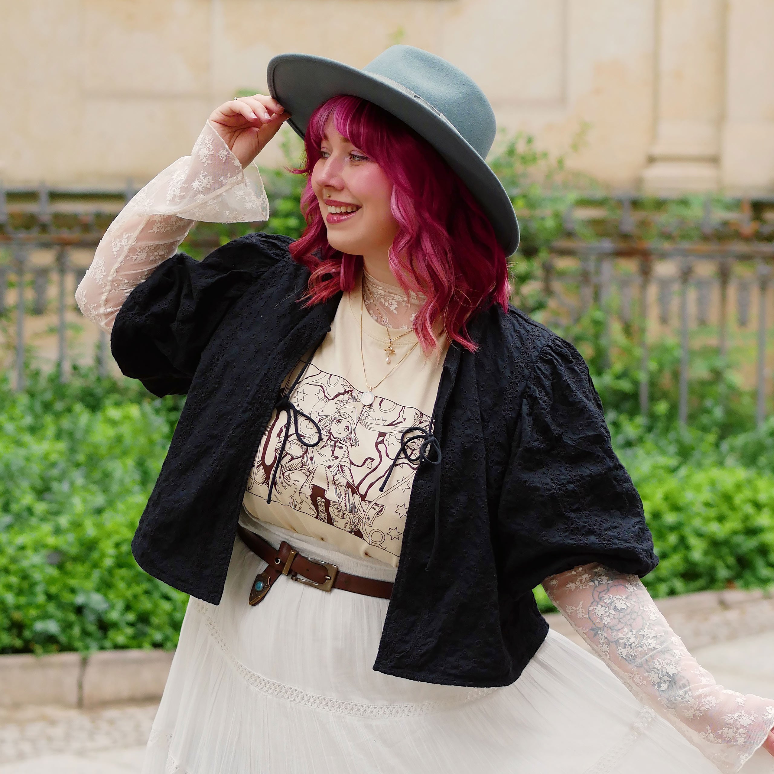 Immagine del prodotto T-shirt beige per fan di Coco e Atelier of Witch Hat
