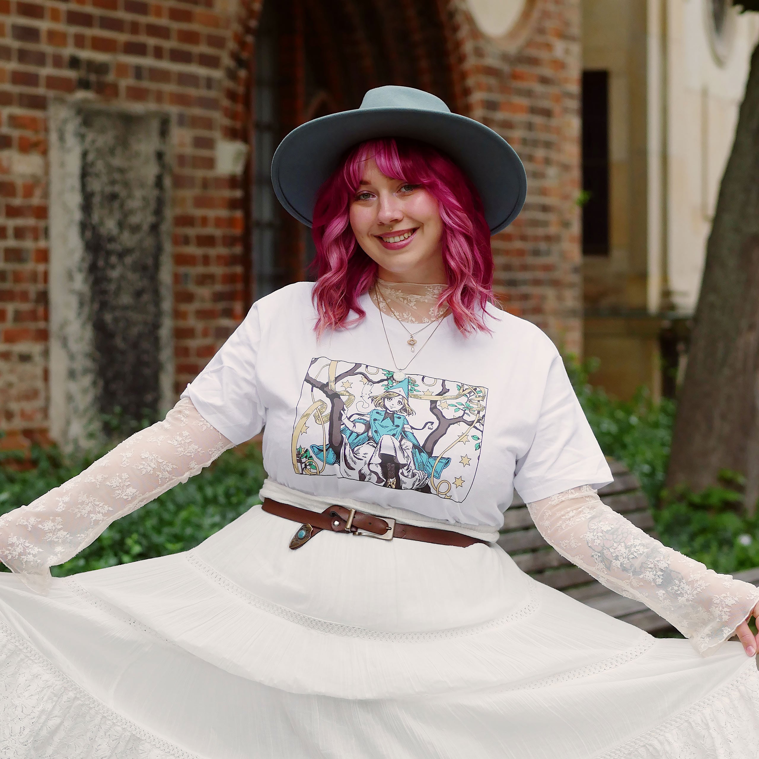 Immagine del prodotto T-shirt per fan di Coco e Atelier of Witch Hat Limited Edition bianca