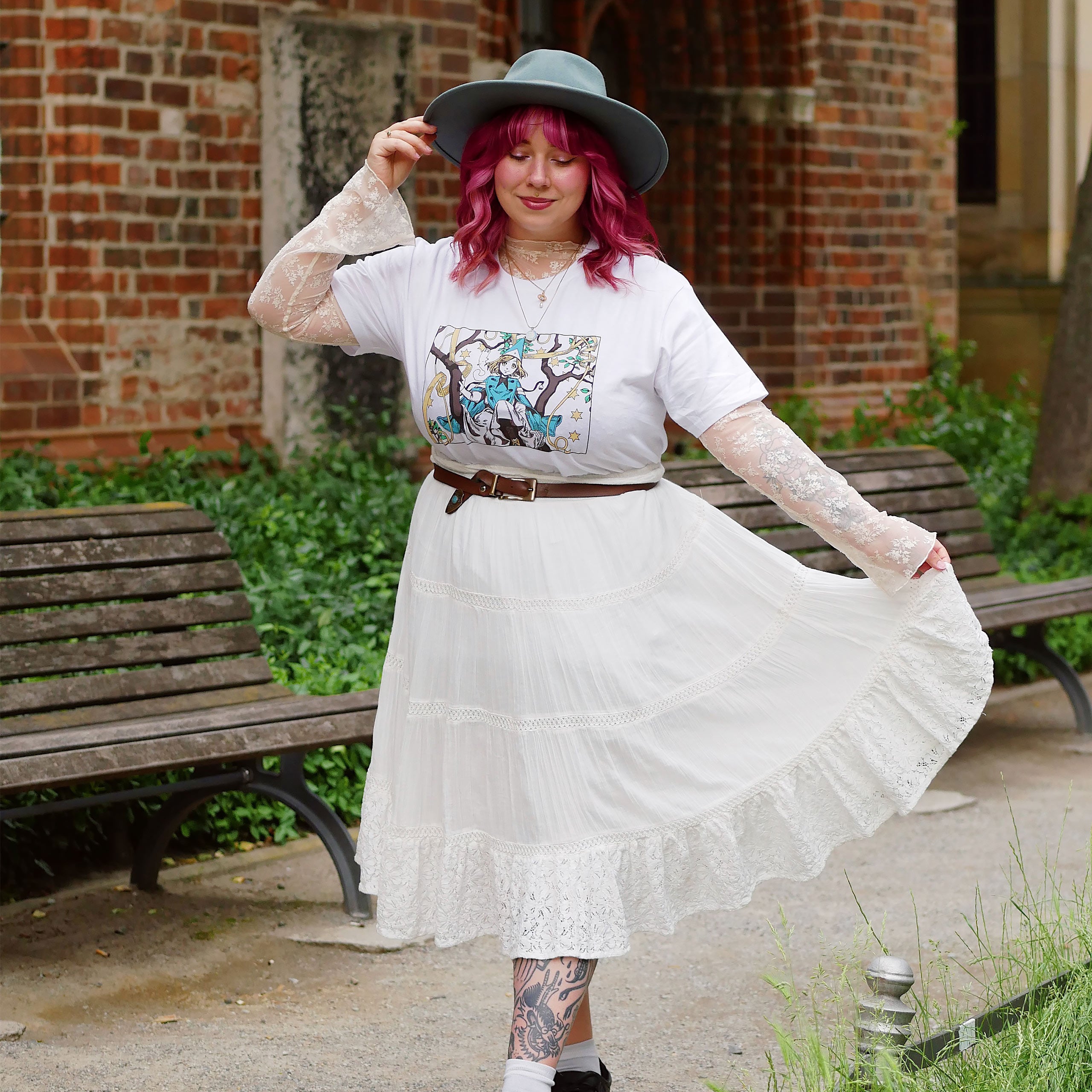 Immagine del prodotto T-shirt per fan di Coco e Atelier of Witch Hat Limited Edition bianca