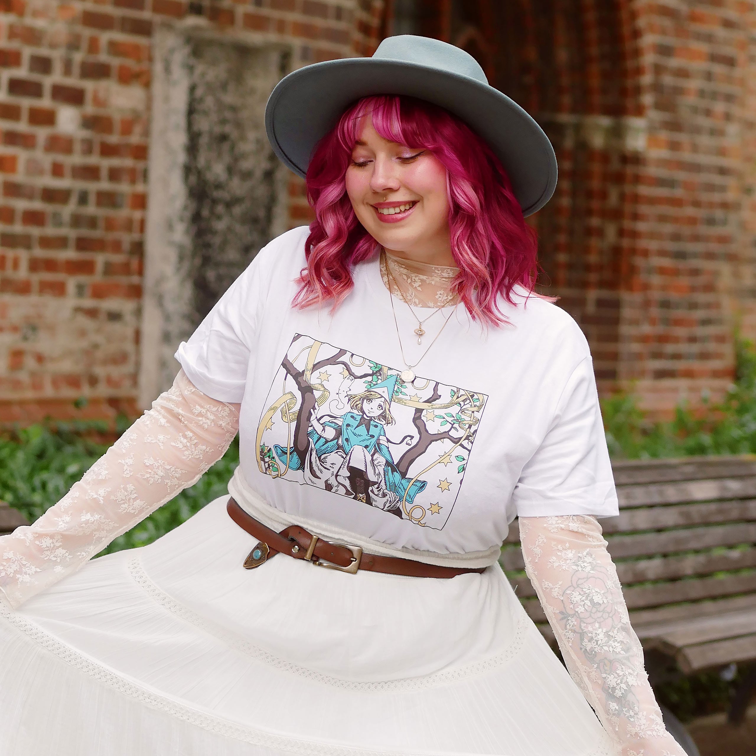 Immagine del prodotto T-shirt per fan di Coco e Atelier of Witch Hat Limited Edition bianca