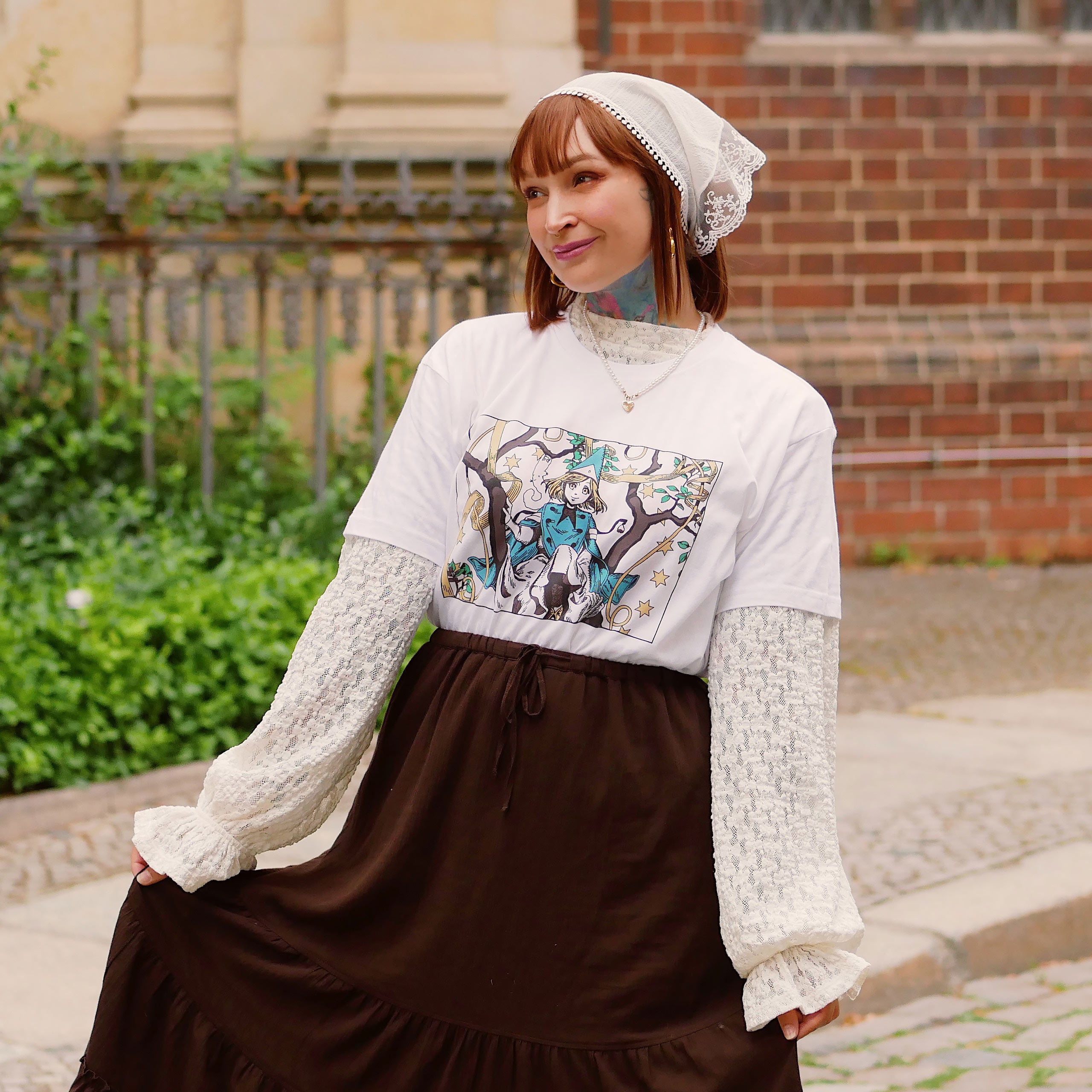 Immagine del prodotto T-shirt per fan di Coco e Atelier of Witch Hat Limited Edition bianca