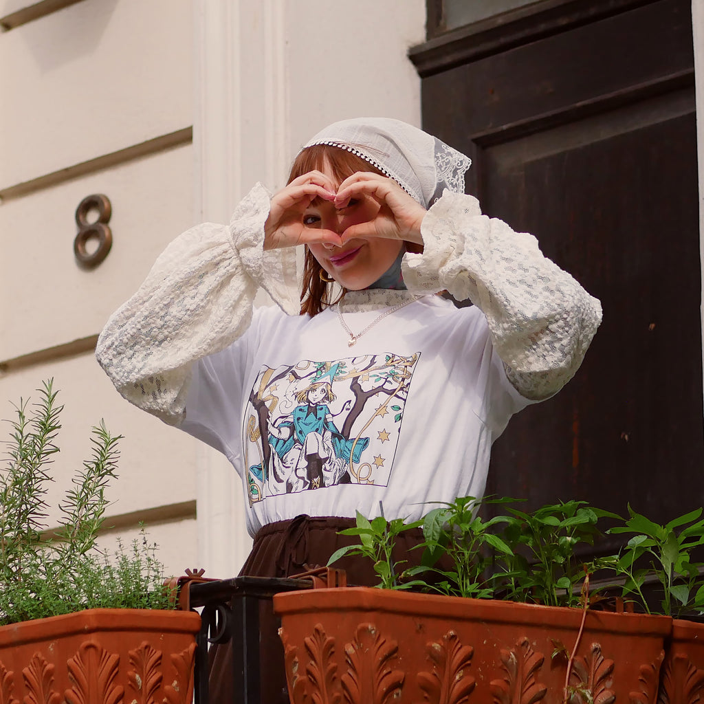 Immagine del prodotto T-shirt per fan di Coco e Atelier of Witch Hat Limited Edition bianca