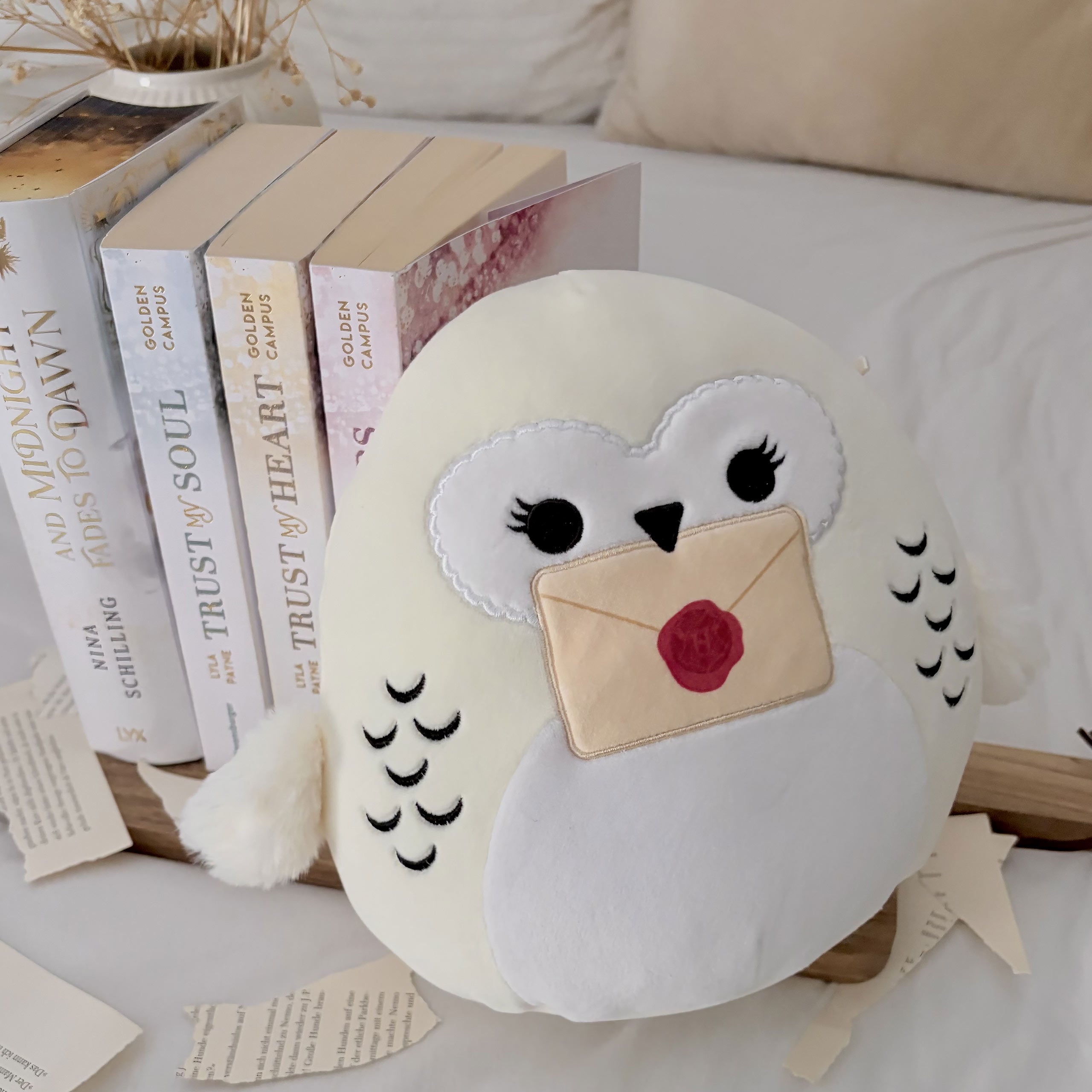 Immagine del prodotto Edvige con lettera di Hogwarts peluche Squishmallows - Harry Potter