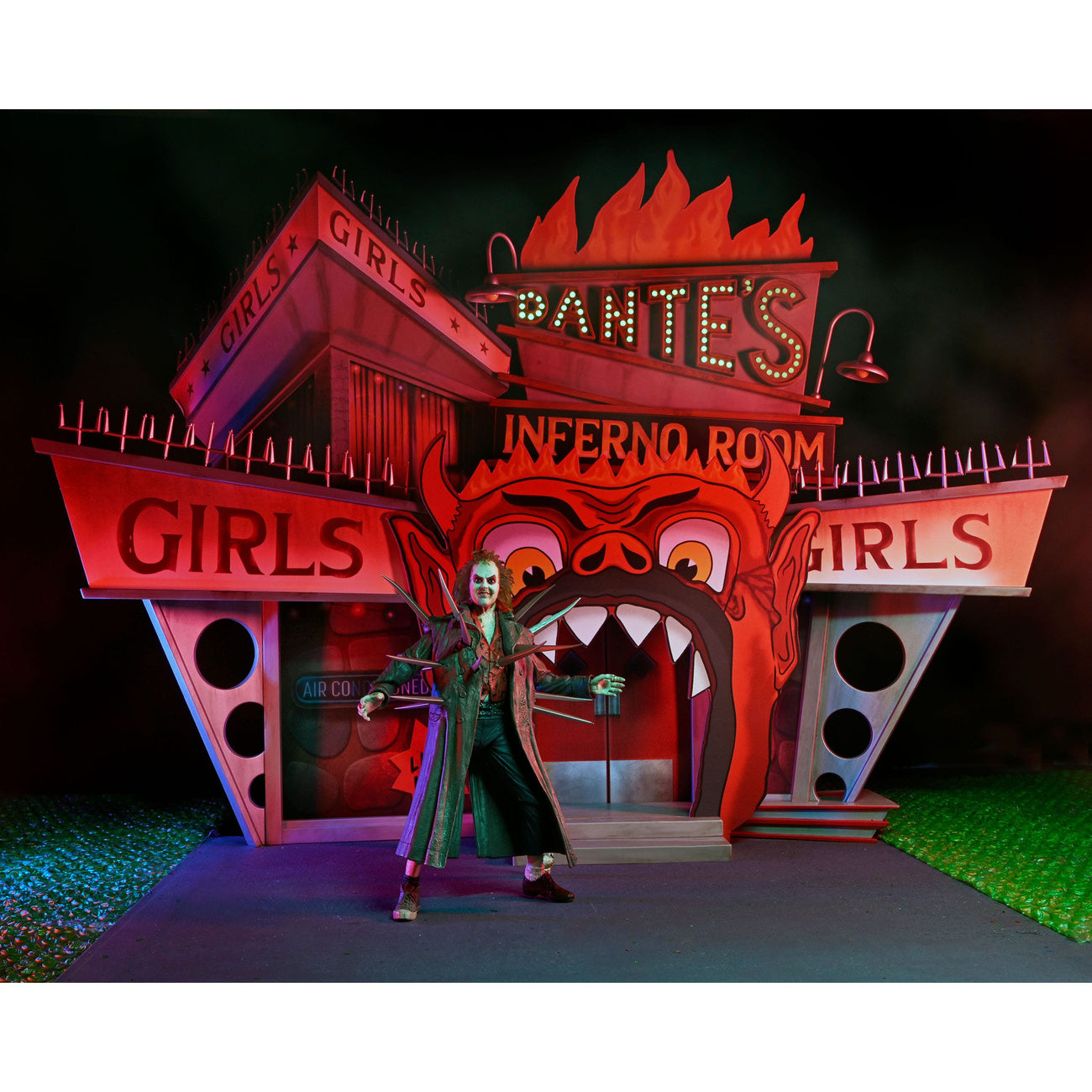 Immagine del prodotto Beetlejuice (1988) Diorama Trenchcoat with Spikes Inferno