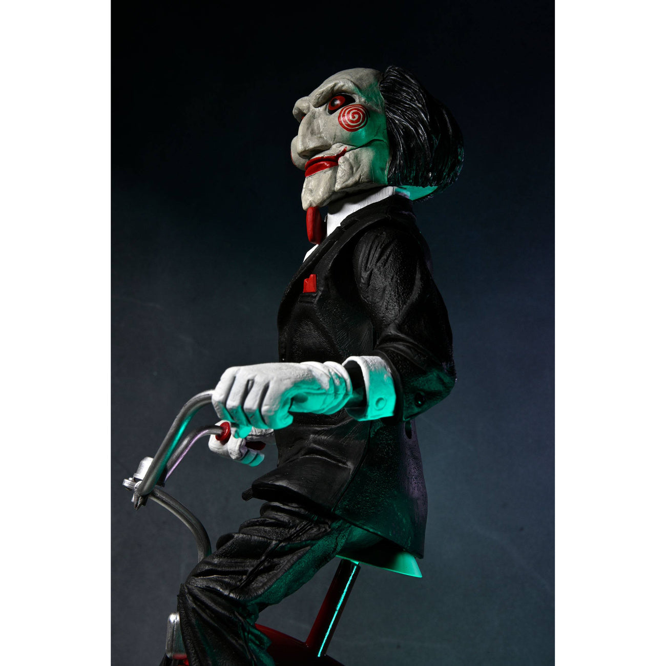 Immagine del prodotto Action figure Saw con suoni Billy con triciclo 30 cm
