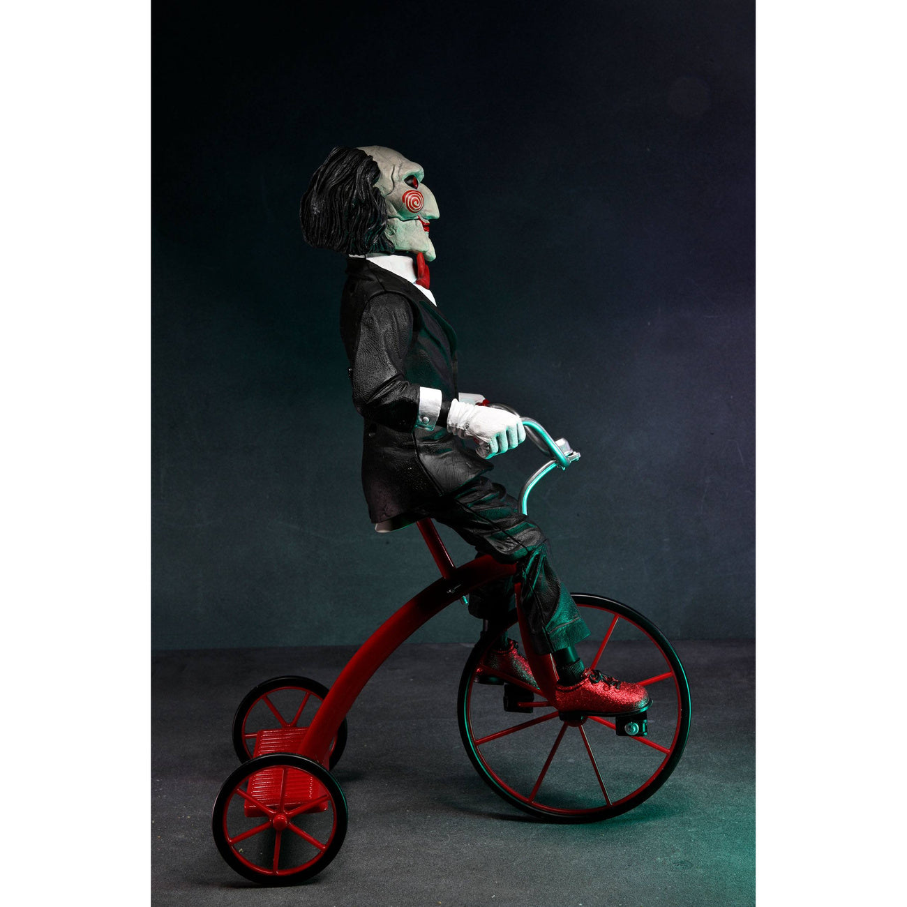 Immagine del prodotto Action figure Saw con suoni Billy con triciclo 30 cm