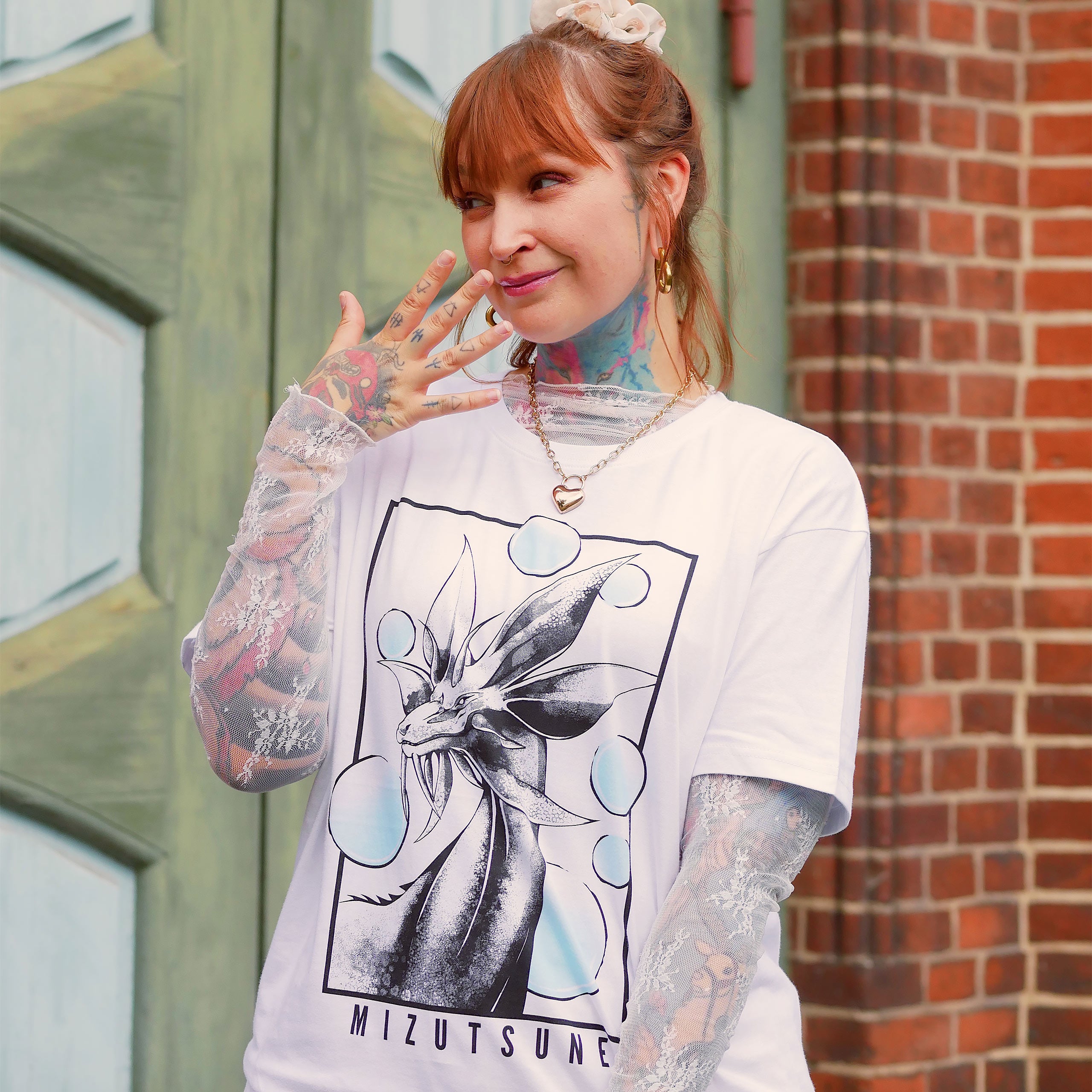 Immagine del prodotto T-shirt Mizutsune bianca per fan di Monster Hunter
