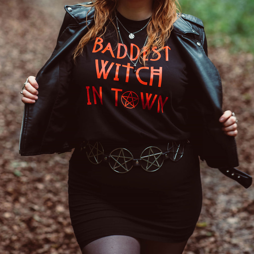 Immagine del prodotto T-shirt Baddest Witch in Town per fan di American Horror Story