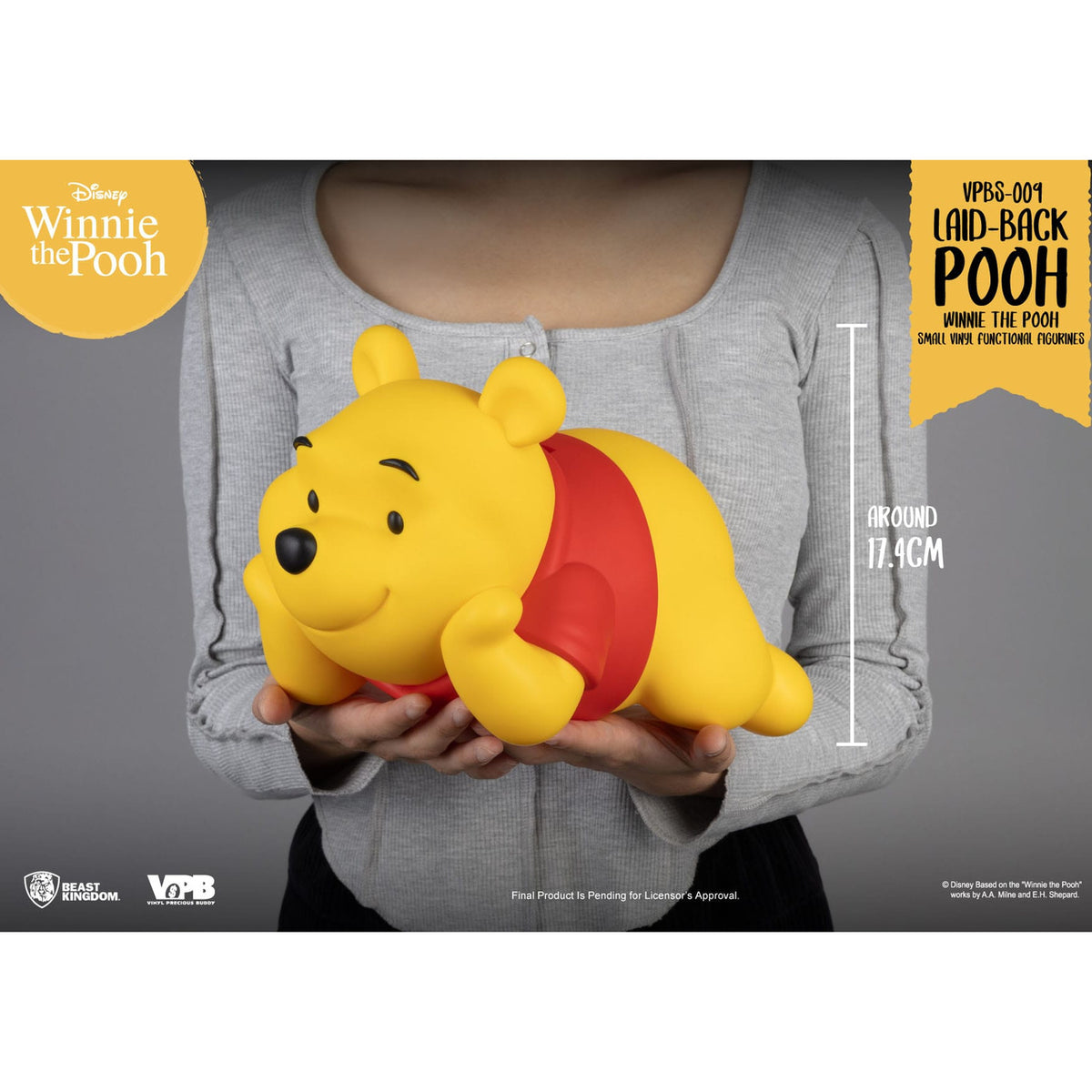 Immagine del prodotto Winnie the Pooh Piccolo salvadanaio in vinile Winnie sdraiato 17 cm