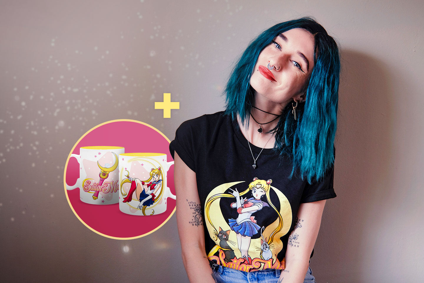 Person mit blau-schwarzen Haaren trägt ein schwarzes Sailor Moon T-Shirt mit Sailor Moon, Luna und Artemis. Daneben eine Sailor Moon Tasse mit verschiedenen Ansichten.